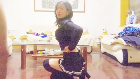 迷妹推荐--大长腿性感美女趁男友出差偷约单位强壮大屌男家中偷情啪啪,小蛮腰美翘臀,翘着屁股求肏,站立式后插狠狠干