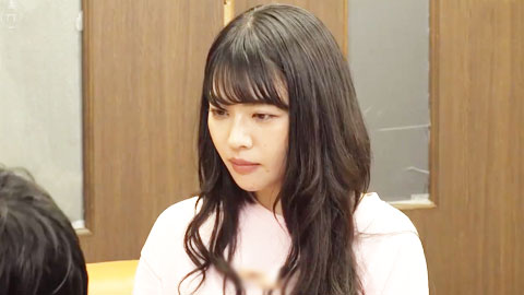 巨乳护理师荡妇～无双老男人在接送车里舔着美女护理师～