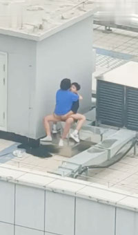 偷拍 情侣在天台做爱