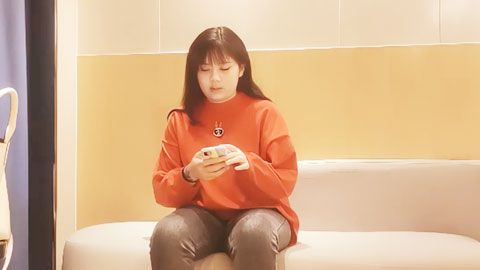 迷妹推荐--红衣牛仔裤短发美女，一对天然超大奶真吸睛，后入推车正对镜头看点满满