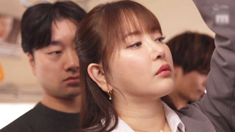 在电车上包围通勤中的爆乳OL，集体痴汉 夺走她的行动能力，揉捏让她高潮的无声内射轮奸__001