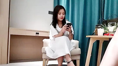 迷妹推荐--撩起裙子摸逼给观众看，镜头前深喉操的水声哗哗