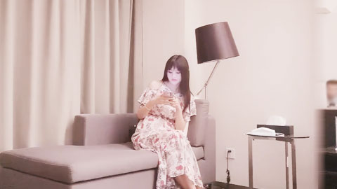 迷妹推荐--极品颜值大长腿美妞，坚挺白嫩奶子，身材很棒，埋头舔逼吸吮舔屌，抱着肥臀后入打哼哼骚叫_酒店偷拍