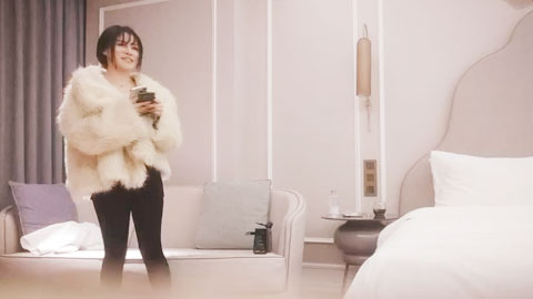 迷妹推荐--极品风骚网红女，丰乳肥臀肉感身材，掰开小逼看看，翘起屁股后入式，搞得太猛妹子受不了