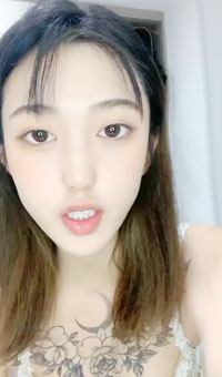 精致玫瑰纹身顶级嫩妹新人小姐姐 ，很漂亮，白皙美乳完美蜜桃臀 ，浴室洗澡湿身诱惑，超近距离特写 ，掰穴翘起双腿诱惑