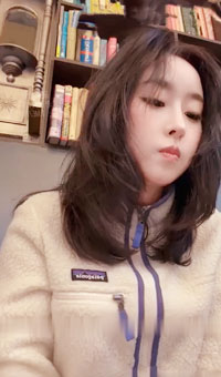 长得越清纯玩的越花！家里玩不开跑山上找陌生人野战