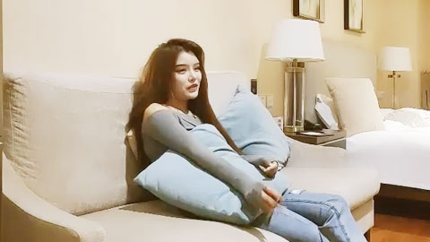 迷妹推荐--平面模特女神级凌晨来相会，丰乳翘臀，干遍房间各个角落高潮迭起