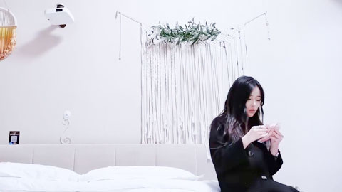 迷妹推荐--美得惊天动地，身材苗条鲍鱼超粉可惜不耐操叫的撕心裂肺连连求饶只能撸射