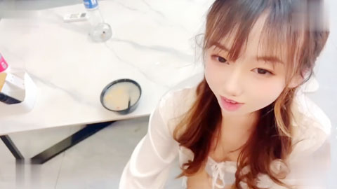 迷妹推荐--饥渴女友性爱星期日 吃完鸡巴主动骑乘 爆射尤物一身淫滑精液