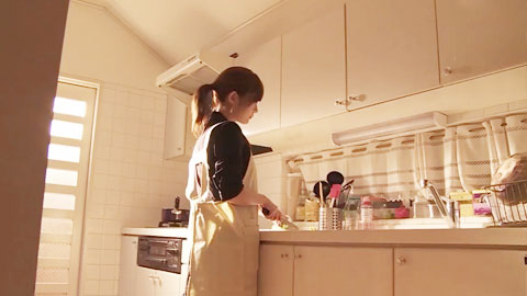 同事留吃饭 他却顶上了人妻的小穴