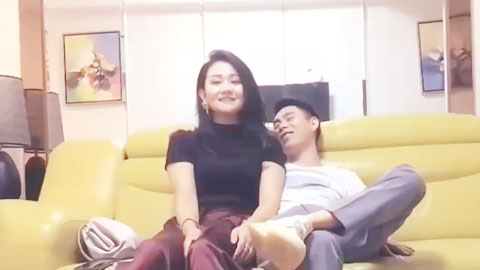 迷妹推荐--高颜值性感黑衣妹子啪啪，穿上露屁股情趣装上位骑坐站立后入猛操