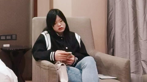 迷妹推荐--约操巨乳骚女，一线天肥穴，手指揉搓扣弄，扛起双腿爆插，大力撞击猛顶