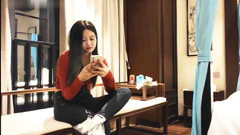 迷妹推荐--甜美型活力十足，69姿势舔逼口交，骑乘大屁股猛顶，床被搞得吱吱作响