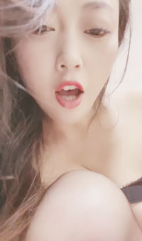 黑丝高跟露脸风骚的御姐少妇大秀直播，玩的好嗨非常有味道，道具不停蹂躏骚穴，淫水多多淫语不断表情好骚啊