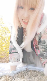 铺好毯子就开始大秀，完美极了，边插边喷水，冰镇西瓜，冰棒塞满洞口！