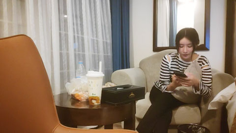 迷妹推荐--最近聊的良家美女，很羞涩一直喊不好意思，骑乘位爆操骚穴