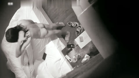 迷妹推荐--新流出酒店钟点房摄像头偷拍 长毛哥约少妇黄狗射尿侧入式狠操花心