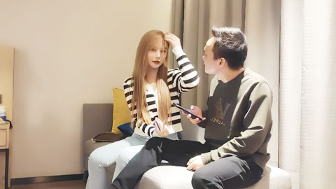 迷妹推荐--牛仔裤苗条小美女,跪地小嘴卖力口交,后入侧入对着镜头草