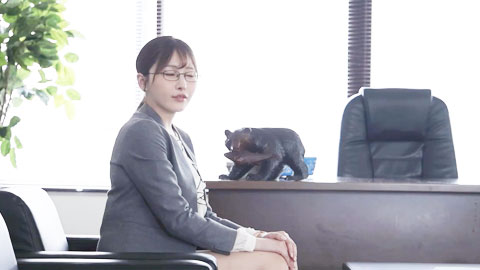 EBWH_182_我們公司的社長巨乳女秘書之所以能大把大把地拿下合約，全因為她性格大膽、放得開、甚至對性上癮，實際上都靠陪睡搞定客戶__001