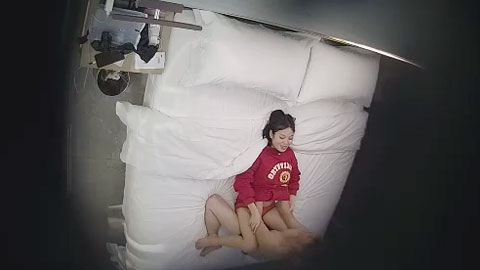 迷妹推荐--酒店摄像头偷拍年轻情侣两小无猜激情热战