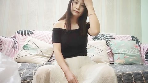 迷妹推荐--约操良家人妻，撩起衣服大奶一顿揉，屌太大搞得受不了