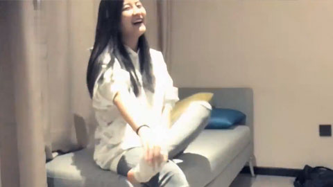 迷妹推荐--牛仔裤妹子在沙发啪啪，沙发调情后，蹲着口交上位骑坐后入抽插猛操呻吟