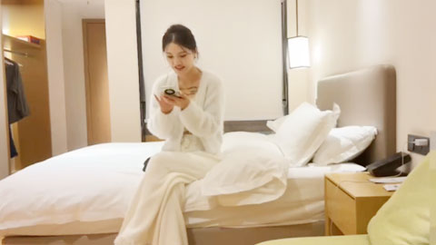 迷妹推荐--性格活泼的女孩年纪轻轻就开始下海捞金  被大力猛操 令她高潮爽不停