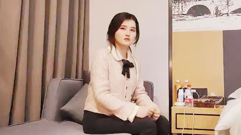 迷妹推荐--长相是靓妇，但有点高冷感，以为是性冷淡，禁欲系明星脸，结果干起来超级骚，近景被干到缺氧