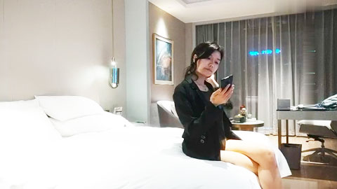 迷妹推荐--姐妹花酒店约嫖客啪啪两场偷拍先来了个眼镜男接着来了了两个壮男玩4P