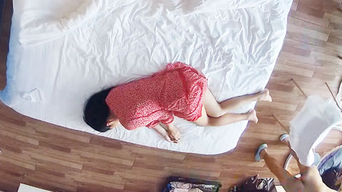 迷妹推荐--摄像头偷拍下班饭也顾不上吃和单位眼镜少妇女同事开房享受人生的愉悦