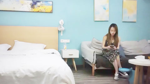 迷妹推荐--文静甜美少女，扒下裙子各种摸，埋头舔骑乘爆操，持续输出搞舒服了