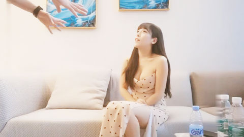 迷妹推荐--黑长直清纯美女，脱光后太骚，主动叉开双腿自摸小穴，身材完美温柔体贴健谈