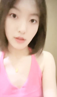 女神商场买保险套，裹上跳蛋自慰