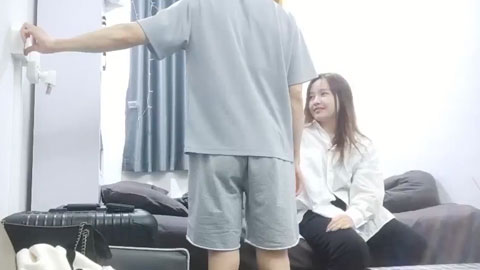 迷妹推荐--腹肌帅哥约操良家清纯00后萝莉嫩妹，扶着大屁股后入爆操，被妹子夸好厉害，冲刺猛操搞得受不了