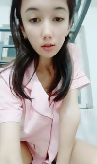 骨感反差婊美女宿舍直播_完美的咪咪和身材，道具自慰