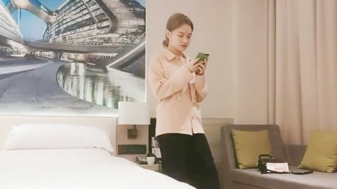 迷妹推荐--文靜甜美花臂妹子超柔軟奶子忍不住捏一把揉蛋口交後入撞擊晃動奶子扛腿猛操啊啊叫