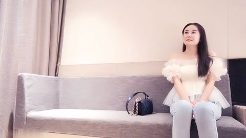 迷妹推荐--白衣牛仔裤甜美妹子，口交舔弄上位骑坐抽插，呻吟娇喘大声非常诱人