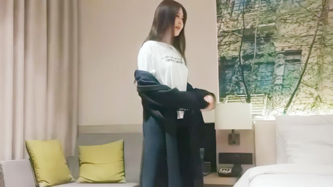 迷妹推荐--素颜清纯女，偷偷摘套弄巧成拙