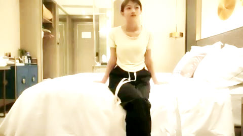 迷妹推荐--深夜甜美少女，娇小身材修长美腿，揉捏小奶子吸吮，骑乘站立后入撞击猛操