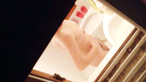 迷妹推荐--偷拍楼下小美女洗澡