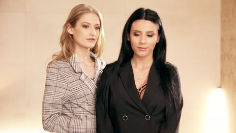 姐妹两抢着挨炮