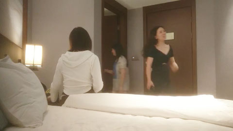 迷妹推荐--四对夫妻酒店淫乱，年轻貌美逼受罪，大家都喜欢干她