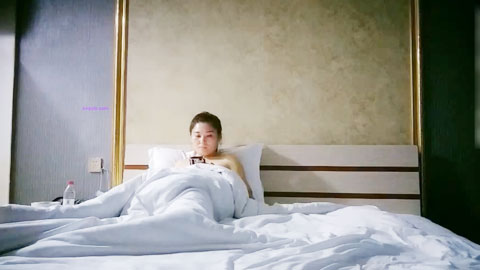 迷妹推荐--邻家气质少妇和两个男的在酒店狂欢浪叫，好身材软软忙个不停_一会吸鸡巴一会骑上去套弄噗嗤噗嗤爽美了