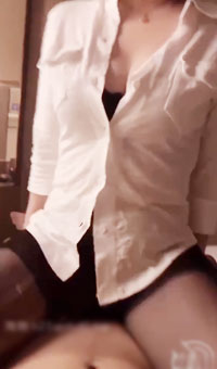 90后骚妻酷似女星_风情万种碾压小妹_老公出差_带我回家_紫灯点燃欲火_狂操大奶肥臀_腿美穴紧_阴蒂一碰浪叫抽搐_