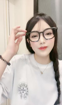 眼镜女孩