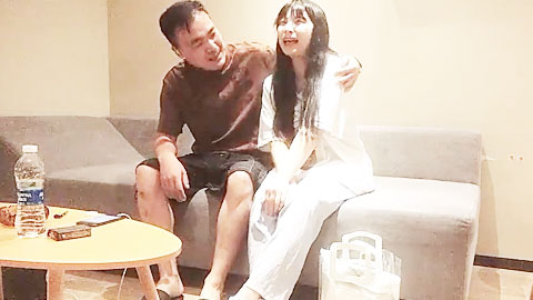 迷妹推荐--青涩乖巧小姐姐，JK制服搭黑丝，口交还不习惯但很认真，全程给人贴心小女友般的感觉