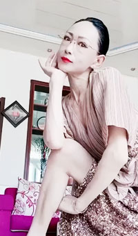 带眼镜的熟女妈妈