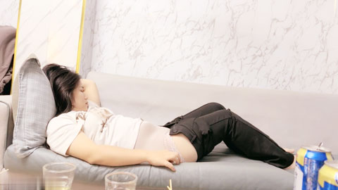 迷妹推荐--吃饱喝足操逼，扒掉内裤舔骚逼，各种姿势轮番输出