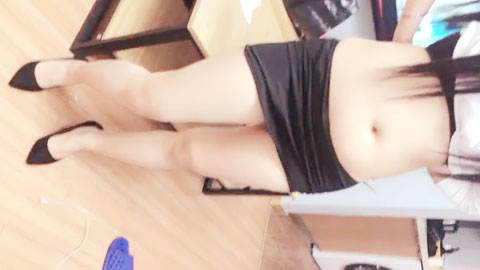 迷妹推荐--两男一女酒后家中淫乱，御姐真风骚，轮番上场又抠又插，这白嫩的胴体不能浪费了