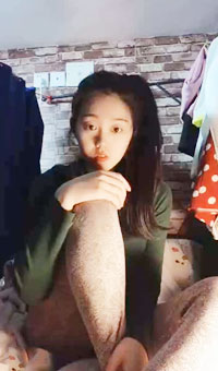 曾经火爆全网的大二露脸美女【吴x晶】学校宿舍、卫生间道具疯狂自慰挑逗